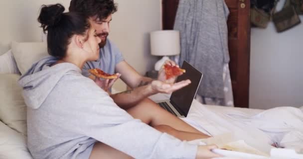 Couple Pizza Relax Bed Laptop Streaming Service Entertainment Together Fast — 图库视频影像