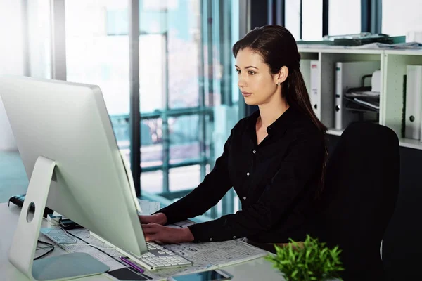 Focused Meeting Her Deadline Young Businesswoman Sitting Her Desk Office — Stockfoto