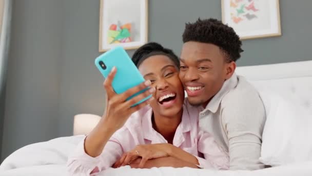 Couple Phone Selfie Love Bedroom Date House Luxury Home Honeymoon — Vídeo de Stock