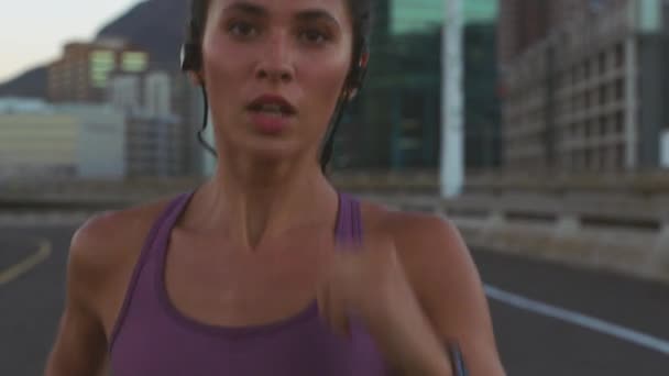 Runner Athlete City Woman Listening Music Street Road While Running — ストック動画