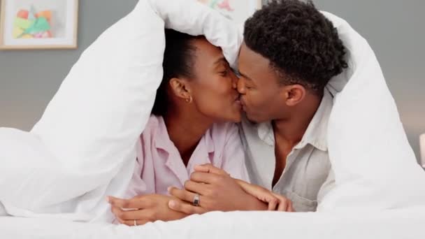 Couple Kiss Love Bedroom While Laughing Feeling Happy Honeymoon Loving — 비디오
