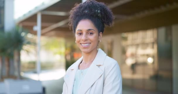 Black Woman Smile Portrait City Building Sightseeing Work Commute Urban — Vídeo de Stock