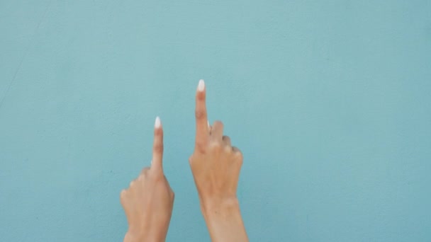 Пальці Вказують Рекламний Маркетинговий Простір Або Глузують Фоні Синьої Стіни — стокове відео