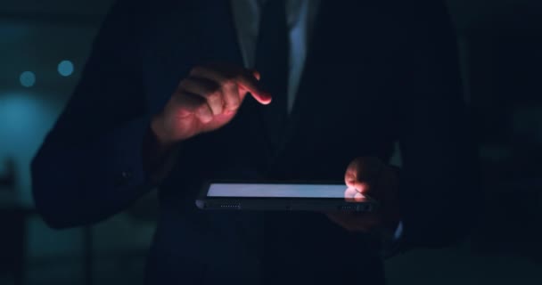 Gece Ofisinde Dijital Pazarlama Gdpr Dijital Dönüşüm Için Adamı Tablet — Stok video