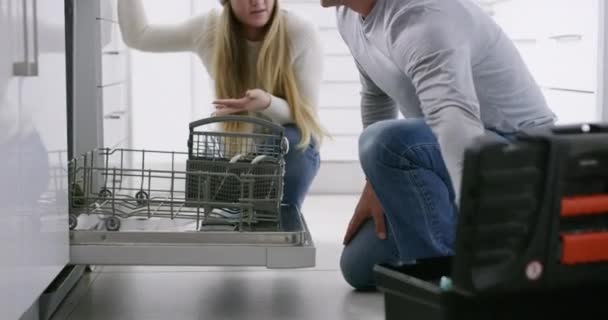 Angry Couple Conflict Fight While Repair Dishwasher Kitchen Home Annoyed — Stock videók