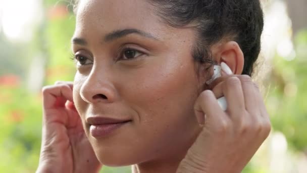 Woman Music Wireless Earphones Nature Audio Podcast Fitness Training Motivation — 图库视频影像