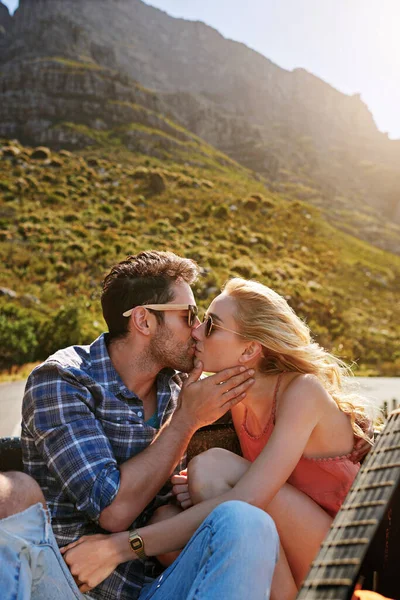 Love One Great Adventure Young Couple Sharing Kiss Whole Back — Stock Photo, Image