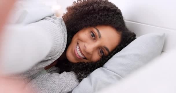 Black Woman Selfie Sleep Good Morning Kiss Relax Bed Portrait — Vídeo de stock