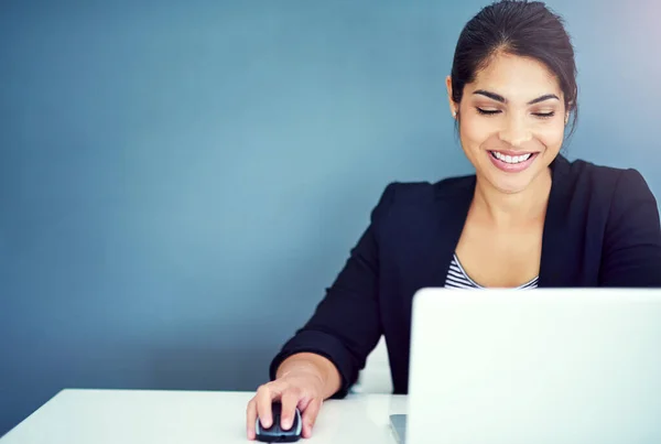 Working Hard Ensure Her Success Young Businesswoman Working Her Desk — Stockfoto