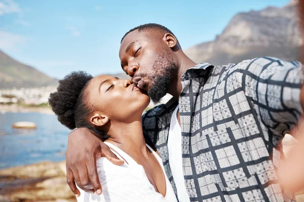 Couple Kiss Selfie Beach Summer Post Social Media Sunny Day — Stock Photo, Image