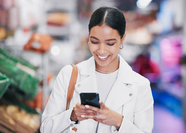 Supermarket Phone Woman Smile Food Store Doing Research Ecommerce Online — Fotografia de Stock