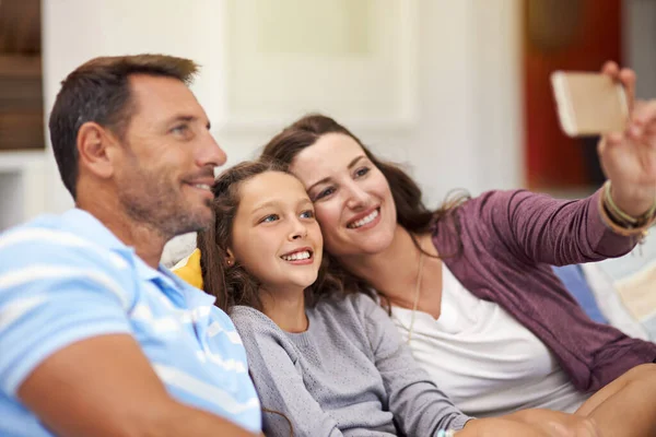Selfie Smiles Family Sitting Sofa Home — Stockfoto