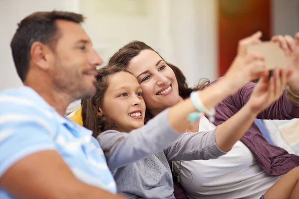 Big Smiles Everyone Family Sitting Sofa Home — Stockfoto