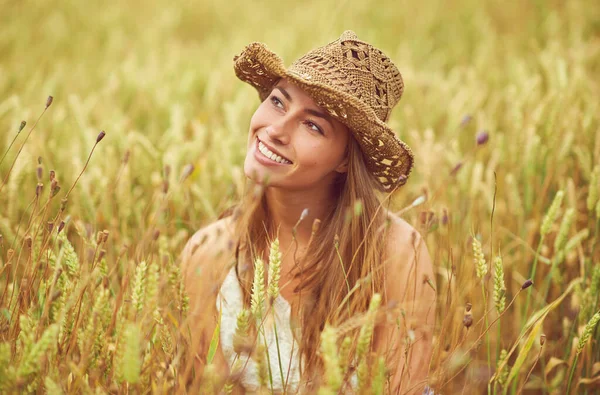 Люблю Сільське Життя Молода Жінка Пшеничному Полі — стокове фото