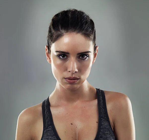 Focused Fitness Studio Shot Sporty Young Woman Gray Background — Fotografia de Stock
