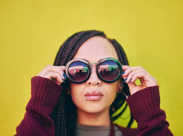 Cool Young Woman Wearing Sunglasses Green Background — Foto Stock