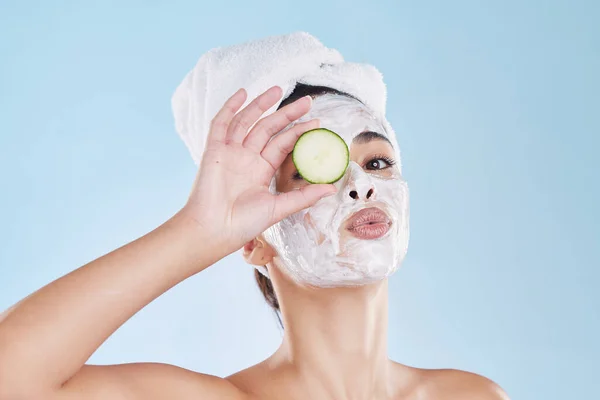 Skincare Cucumber Beauty Face Mask Portrait Beautiful Woman Taking Natural — Φωτογραφία Αρχείου