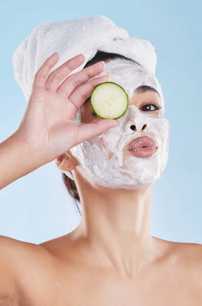 Beauty Skincare Face Mask Cucumber Slice Portrait Beautiful Woman Taking — 스톡 사진