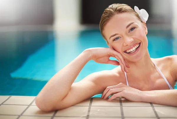 Smile Only Refreshing Swim Could Give Young Woman Relaxing Pool — Stockfoto