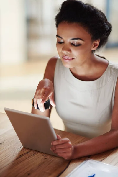 Looking Some Business Inspiration Businesswoman Using Digital Tablet Office — Stok fotoğraf