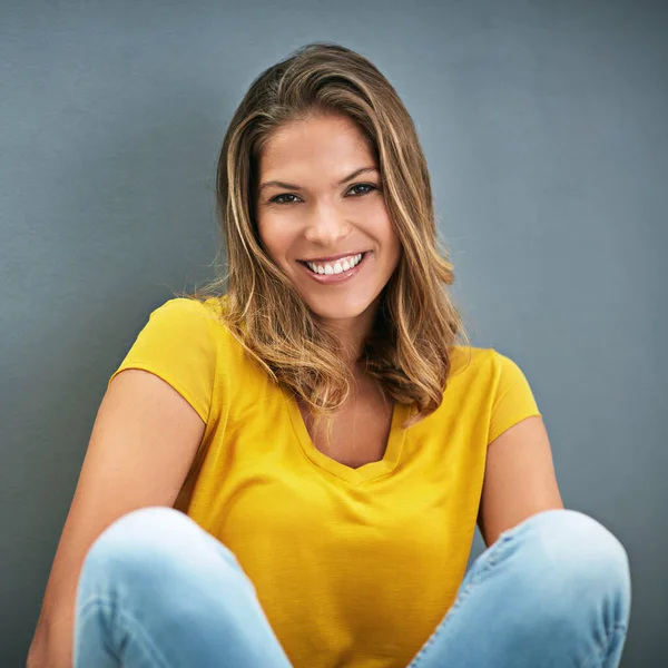 Wearing Confidence Accessory Young Woman Posing Gray Wall — Stockfoto