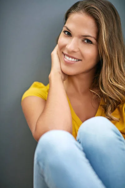 She Could Charm Anyone Young Woman Posing Gray Wall — Stockfoto