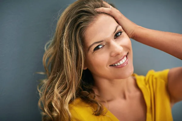 Let Your Hair Young Woman Posing Gray Wall — Fotografia de Stock