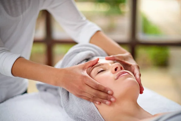 Massaging Stress Away Young Woman Enjyoing Massage Day Spa — Stock fotografie