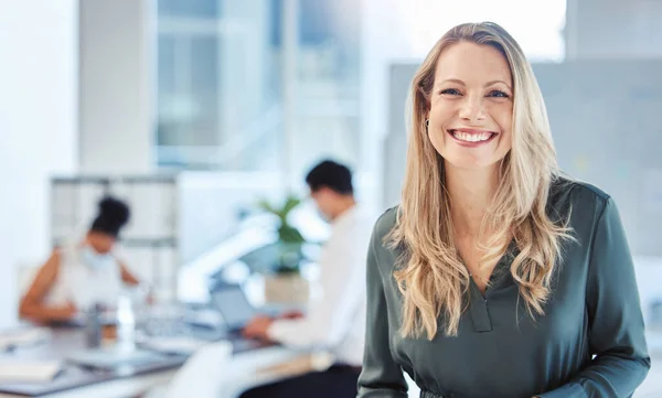 Female Leader Manager Ceo Smile Mission Vision Office Her Team — Fotografia de Stock