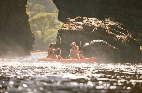 Travel Kayak Female Friends Vacation Adventure While River Sea Mountain — Stockfoto