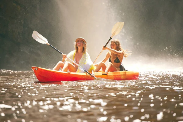 Happy Friends Kayak Lake River Together Summer Vacation Free Freedom — ストック写真