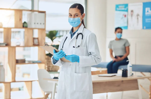 Doctor Healthcare Worker Medical Expert Doing Consultation Patient Covid Mask — Stockfoto