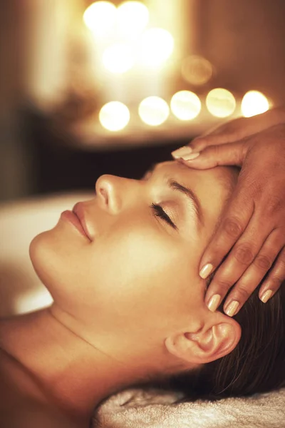 Let Relaxation Take Closeup Shot Young Woman Enjoying Head Massage — Stockfoto