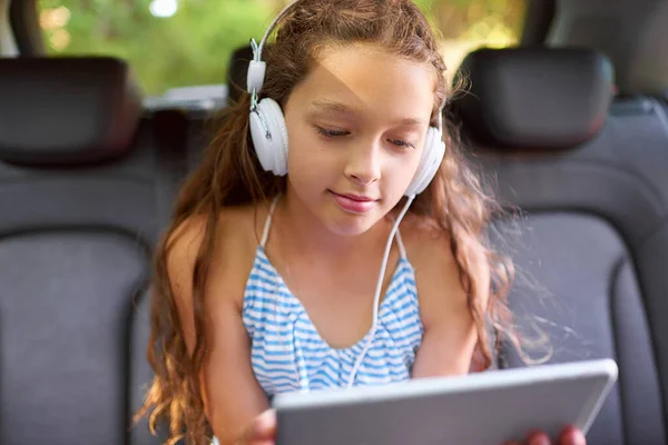 Watching Her Movies Backseat Young Girl Sitting Car Backseat Wearing — Foto de Stock
