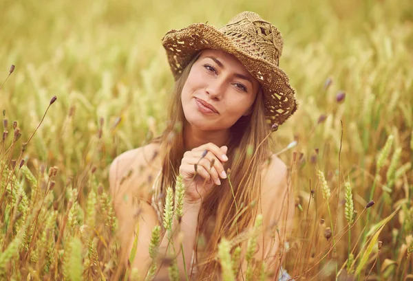 She Feels Home Nature Young Woman Wheat Field — Fotografia de Stock