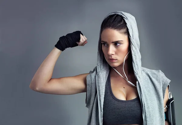 Careful Guns Loaded Studio Shot Sporty Young Woman Gray Background — Stock Photo, Image