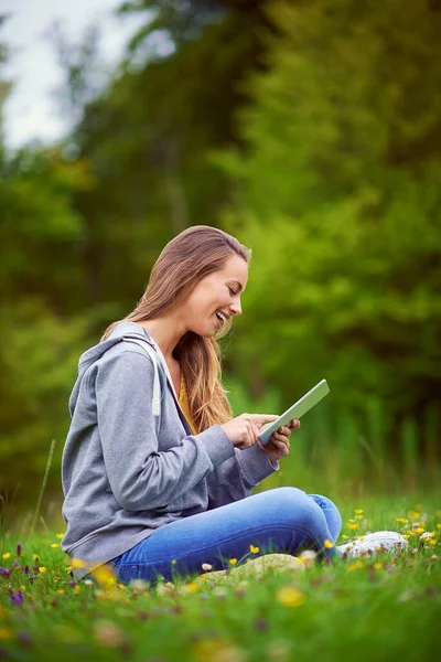 Connecting Nature Young Woman Using Her Digital Tablet Park — Stockfoto