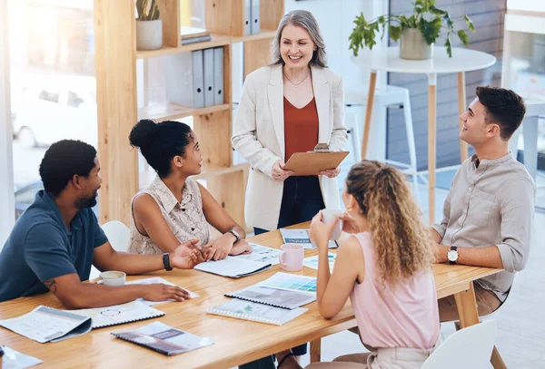 Female Leadership Teamwork Planning Meeting Explain Business Strategy Vision Mission — Φωτογραφία Αρχείου