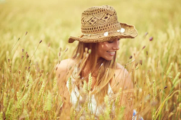 Відкрий Очі Подивися Красу Молода Жінка Пшеничному Полі — стокове фото