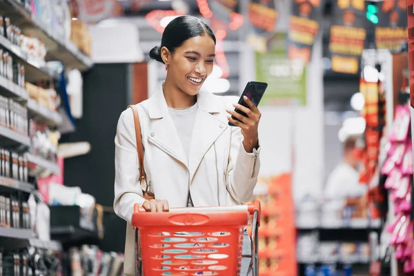 Phone Internet Grocery Shopping Indian Woman Reading Funny Text Social — 图库照片