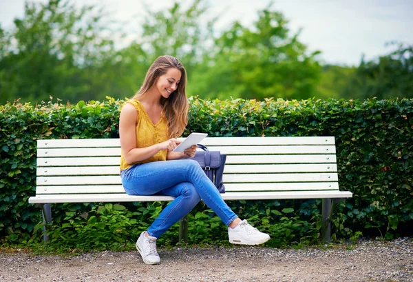 Its Beautiful Day Browse Young Woman Using Digital Tablet Park — Stockfoto