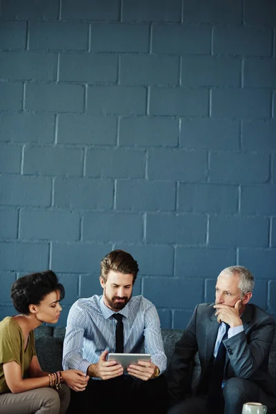 Analyzing Business Competitors Online Group Coworkers Working Together Digital Tablet — Stock fotografie