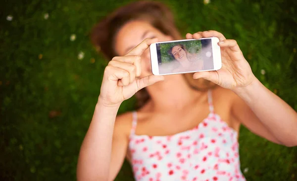 Taking Summer Selfie Share Her Friends Young Woman Taking Selfie — Stockfoto