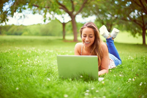 Online Summertime Young Woman Using Her Laptop Park — 스톡 사진