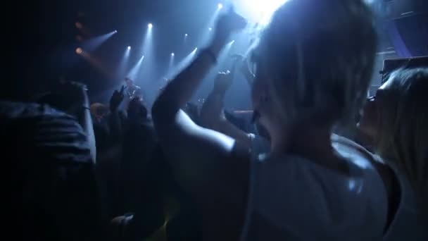 乐队摇滚音乐会或聚光灯舞台表演活动中的音乐会 观众和演唱 精力和欢乐的人群在地板上听着声音 聚会和跳舞 — 图库视频影像