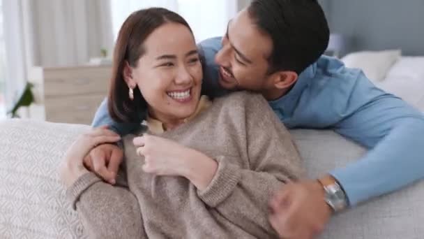Amor Felicidade Diversão Com Casal Asiático Sendo Brincalhão Afetuoso Enquanto — Vídeo de Stock