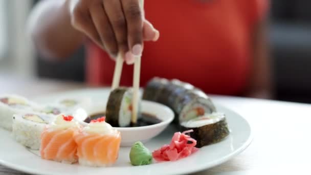 Kvinna Äter Sushi Mat Eller Hälsomåltid Med Sojasås Restaurang Hemkök — Stockvideo