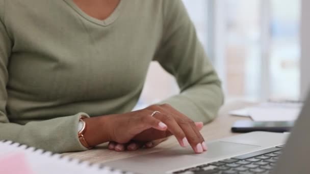 Büyüme Ofiste Bilgisayarı Olan Siyah Bir Kadın Teknoloji Iletişim Internet — Stok video