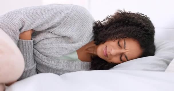 肚子痛和年轻女人在肚子上按摩可缓解月经疼痛问题 躺在卧室里 沮丧的女孩因腹部抽筋而感到压力 — 图库视频影像