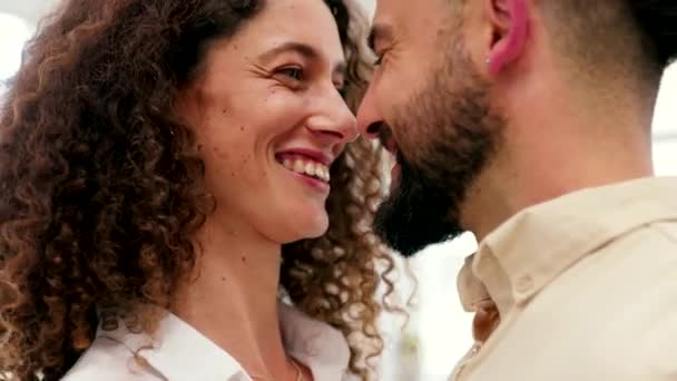 Casal Feliz Dançando Juntos Casa Sorrir Data Amor Casa Aprender — Vídeo de Stock